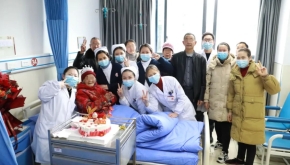 暖心！这家中医院为百岁老人在病房过生日……