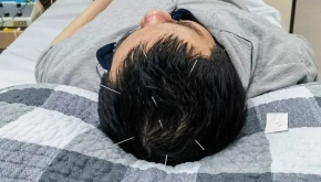 见证奇迹！昏迷300多天的“植物人”苏醒了，针刺、高压氧等中西医结合治疗为他开启新生