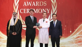 用银针草药传递中国医学智慧！中国援科威特医疗队荣获“杏林远播奖”