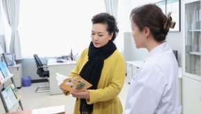 彭丽媛在北京调研学校结核病防治工作